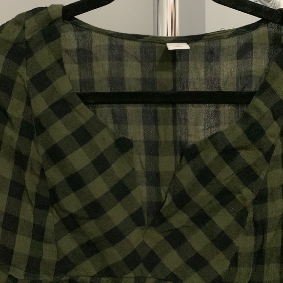 Jade green and black blouse from old navy. With low neck and puff sleeves. - Picture 3 of 5